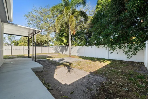 a view of a backyard
