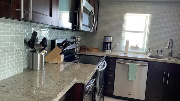 $4,600 | 5701 Collins Avenue, Unit 1714, Miami Beach, FL 33140