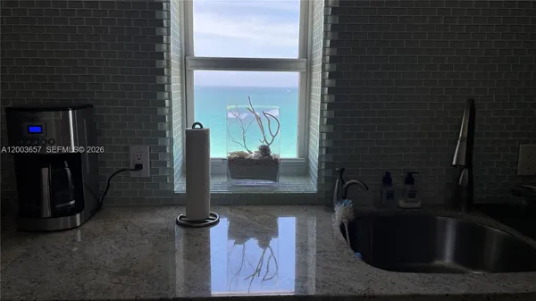$4,600 | 5701 Collins Avenue, Unit 1714, Miami Beach, FL 33140