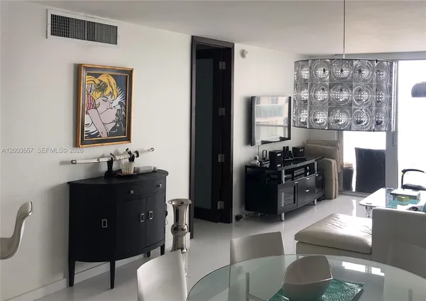 $4,600 | 5701 Collins Avenue, Unit 1714, Miami Beach, FL 33140