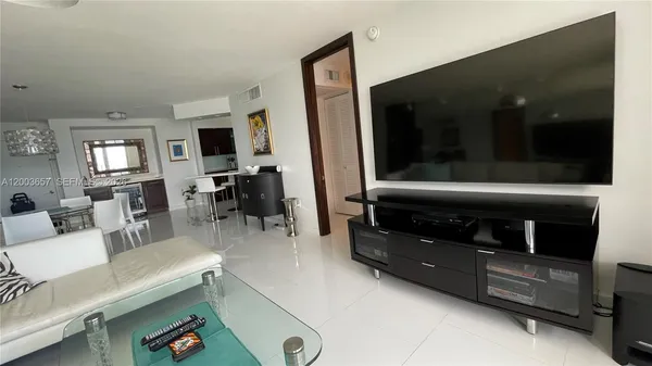 $4,600 | 5701 Collins Avenue, Unit 1714, Miami Beach, FL 33140