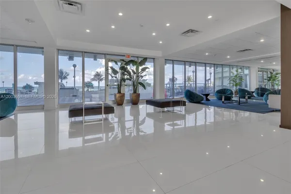 $4,600 | 5701 Collins Avenue, Unit 1714, Miami Beach, FL 33140