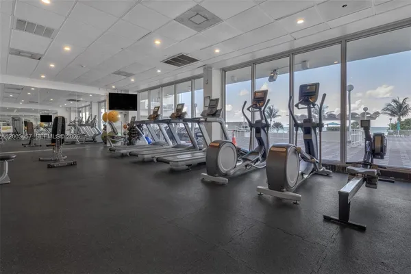 $4,600 | 5701 Collins Avenue, Unit 1714, Miami Beach, FL 33140