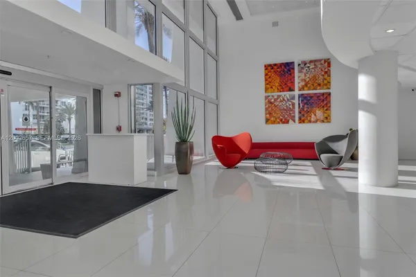 $4,600 | 5701 Collins Avenue, Unit 1714, Miami Beach, FL 33140