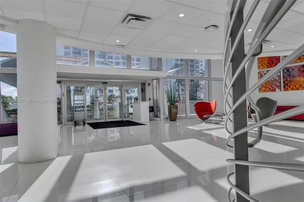 $4,600 | 5701 Collins Avenue, Unit 1714, Miami Beach, FL 33140