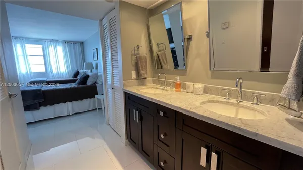 $4,600 | 5701 Collins Avenue, Unit 1714, Miami Beach, FL 33140