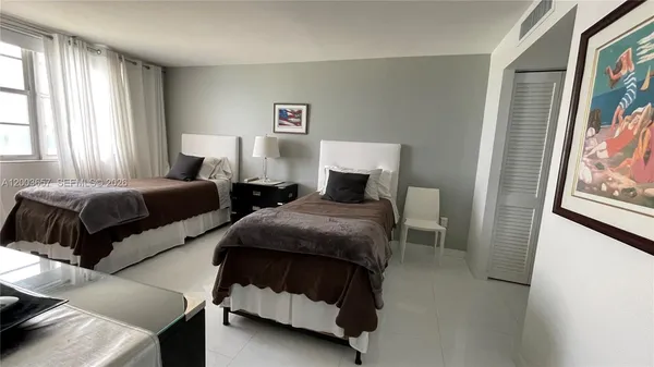 $4,600 | 5701 Collins Avenue, Unit 1714, Miami Beach, FL 33140