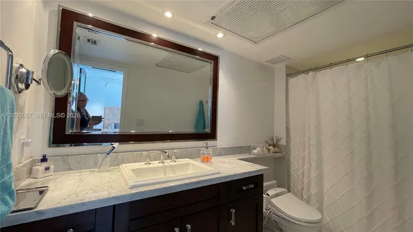 $4,600 | 5701 Collins Avenue, Unit 1714, Miami Beach, FL 33140