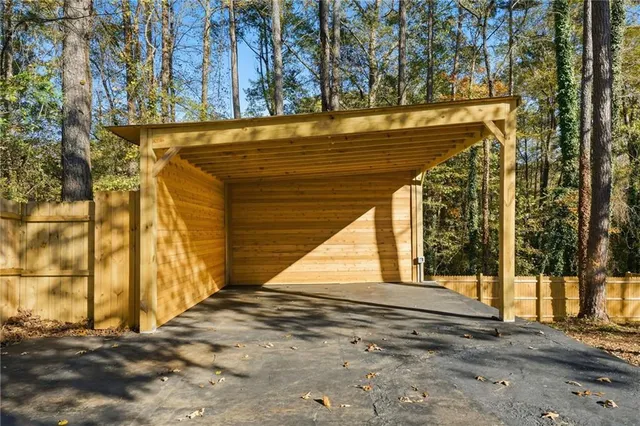 a view of a backyard