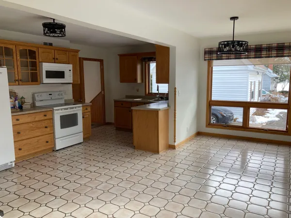 $1,100,000 | 2224 Highway 51, Stoughton, WI 53589