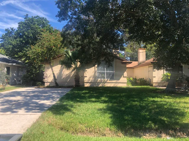 a view of a yard in front of house