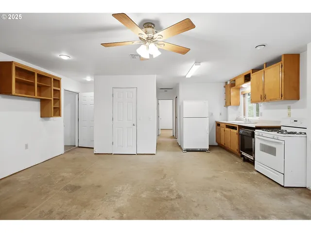 a view of livingroom with furniture and ceiling fan