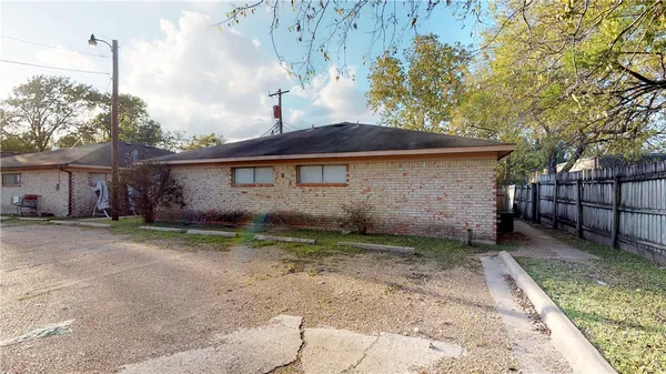 $725 | 204 Lynn Drive, Unit A, Bryan, TX 77801