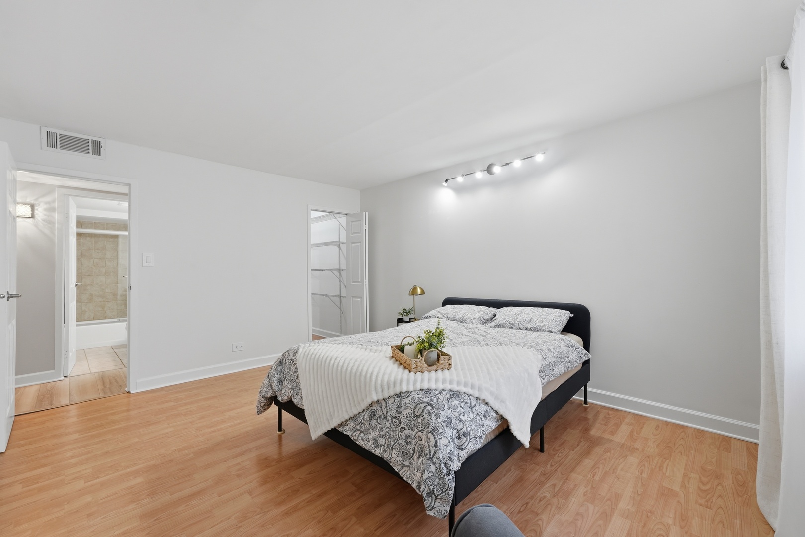 220 South Roselle Road, Unit 321 Schaumburg, IL 60193 - Photo 11 of 33 Gallery Image 11