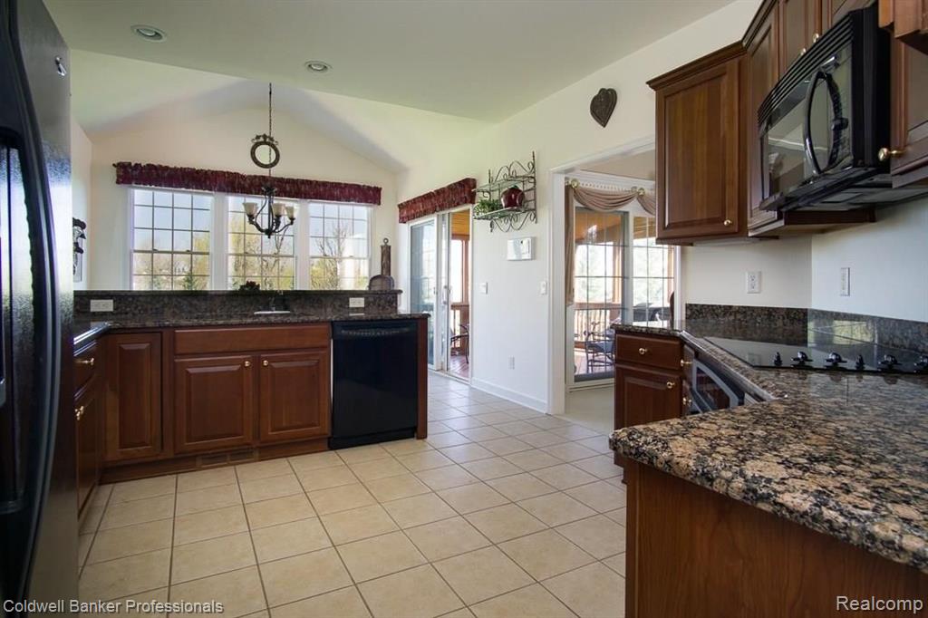 5251 Belmonte Drive, Unit 35 Rochester, MI 48306 - Photo 9 of 29