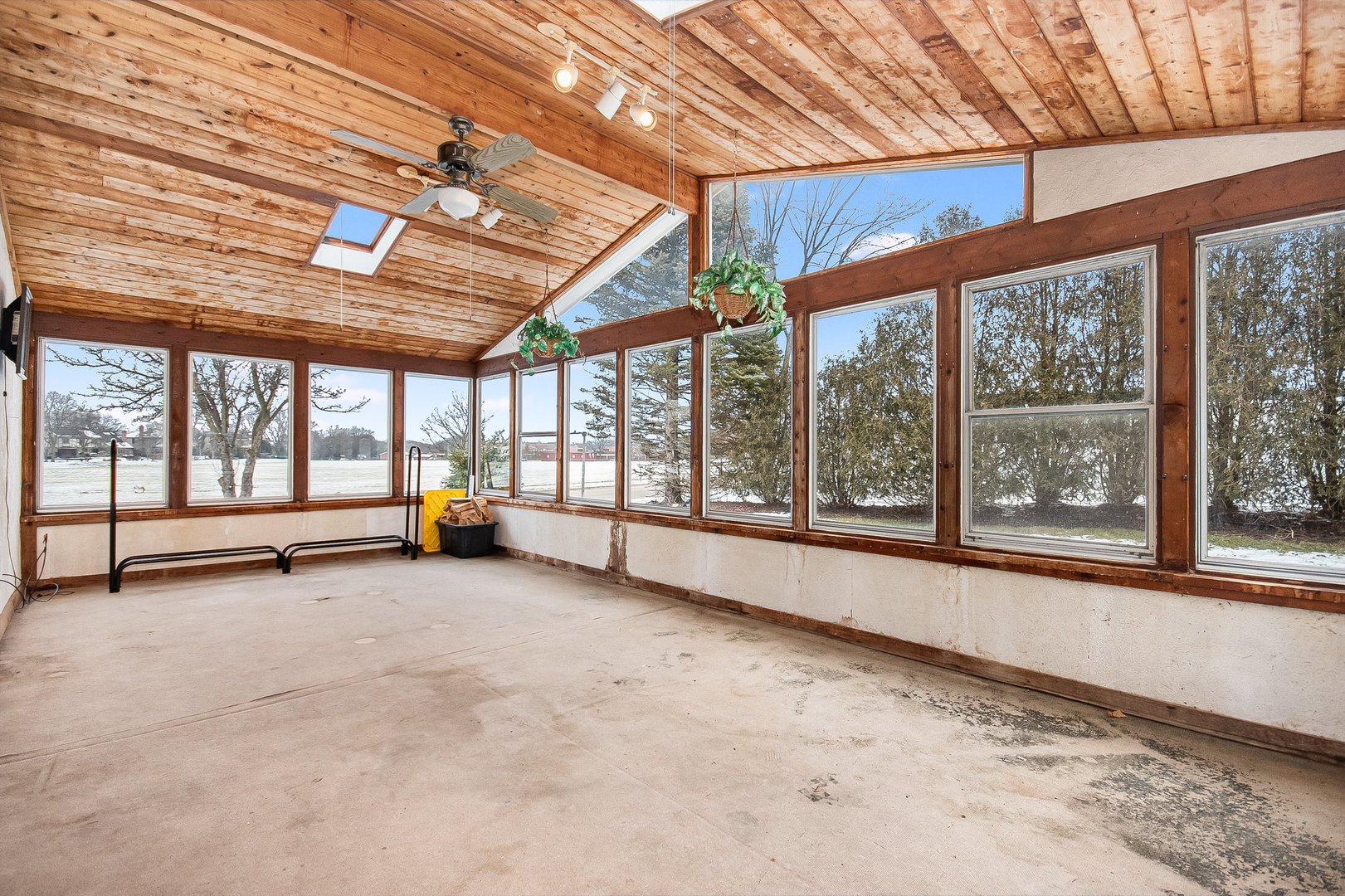 2880 Sun Valley Road Lisle, IL 60532 - Photo 19 of 29 an empty room with windows
