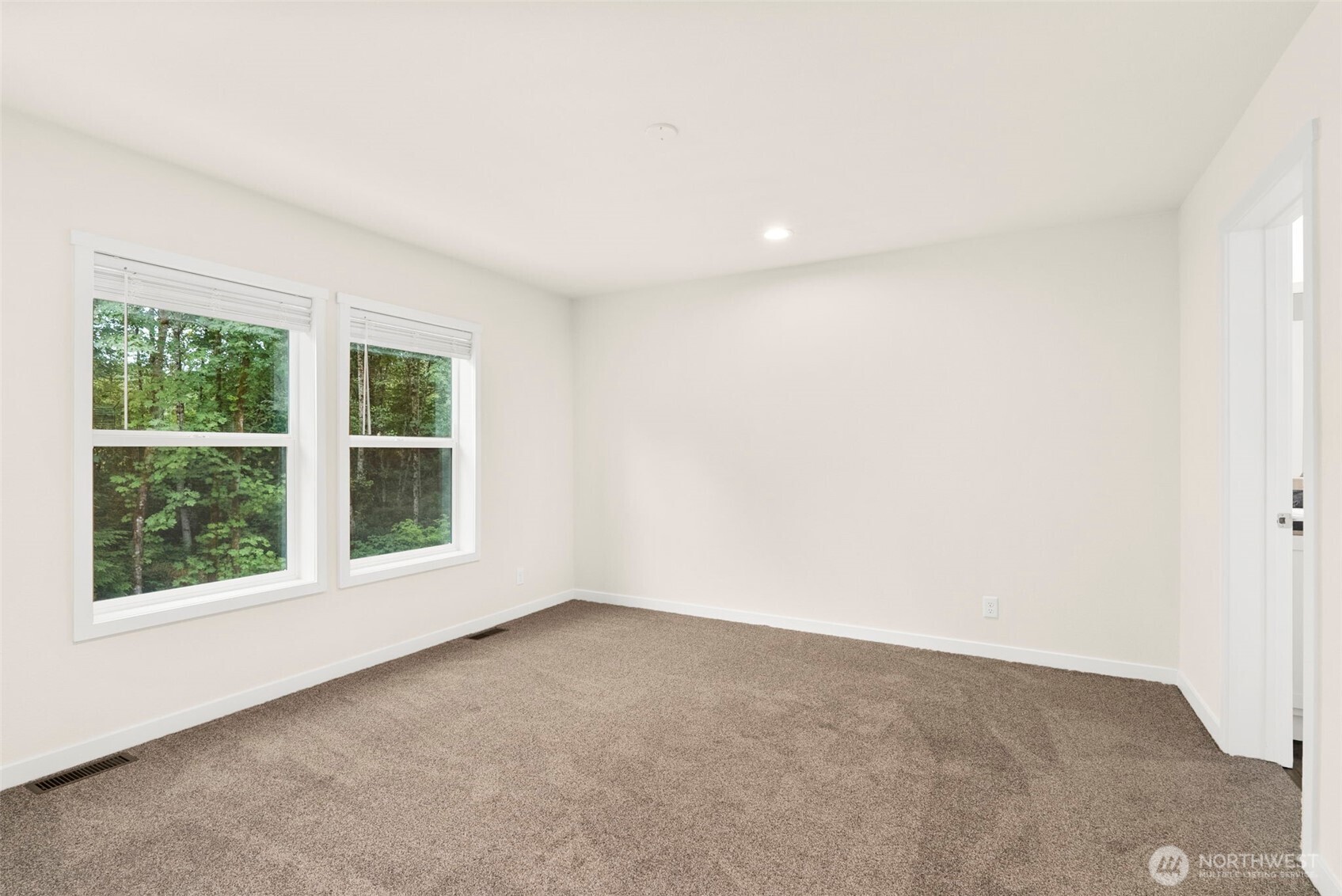 241 Pascoe Avenue Chehalis, WA 98532 - Photo 14 of 33 an empty room with windows