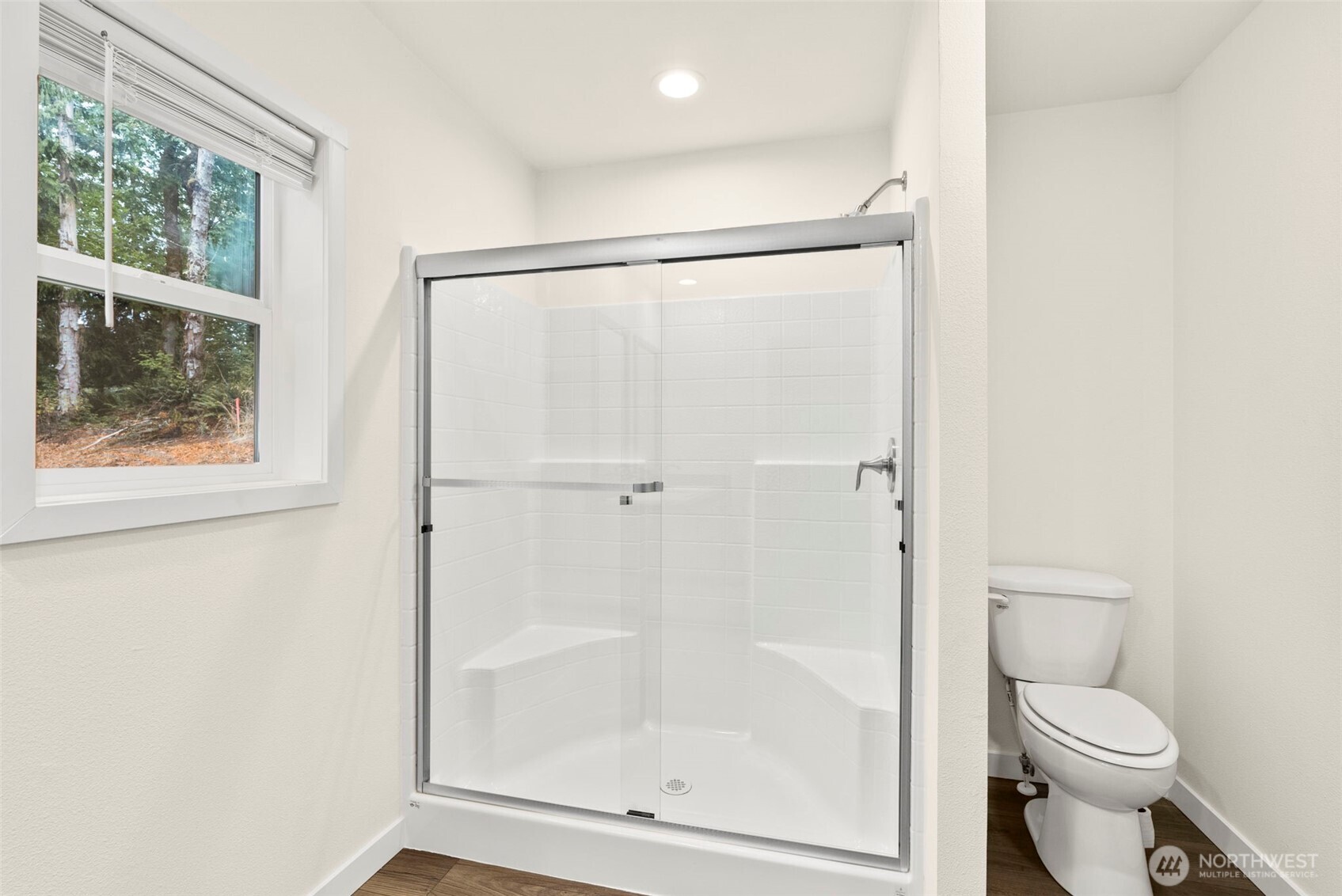 241 Pascoe Avenue Chehalis, WA 98532 - Photo 18 of 33 a bathroom with a shower a toilet and a window