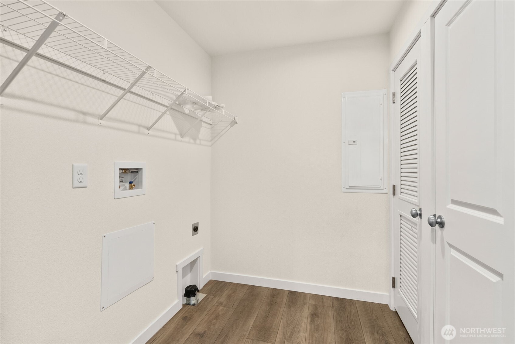 241 Pascoe Avenue Chehalis, WA 98532 - Photo 26 of 33 a view of a room with wooden floor