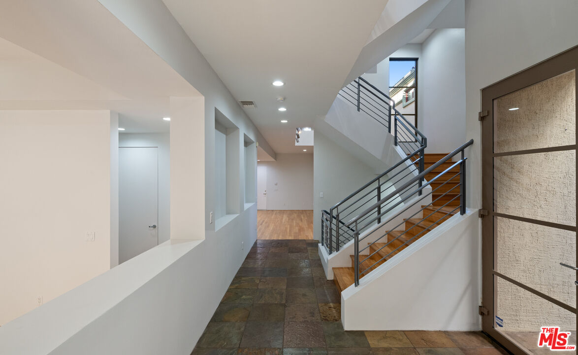 143 Union Jack Mall Marina del Rey, CA 90292 - Photo 11 of 48 a view of entryway