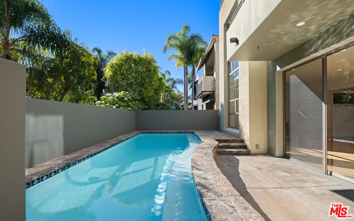 143 Union Jack Mall Marina del Rey, CA 90292 - Photo 2 of 48 a view of a backyard of the house