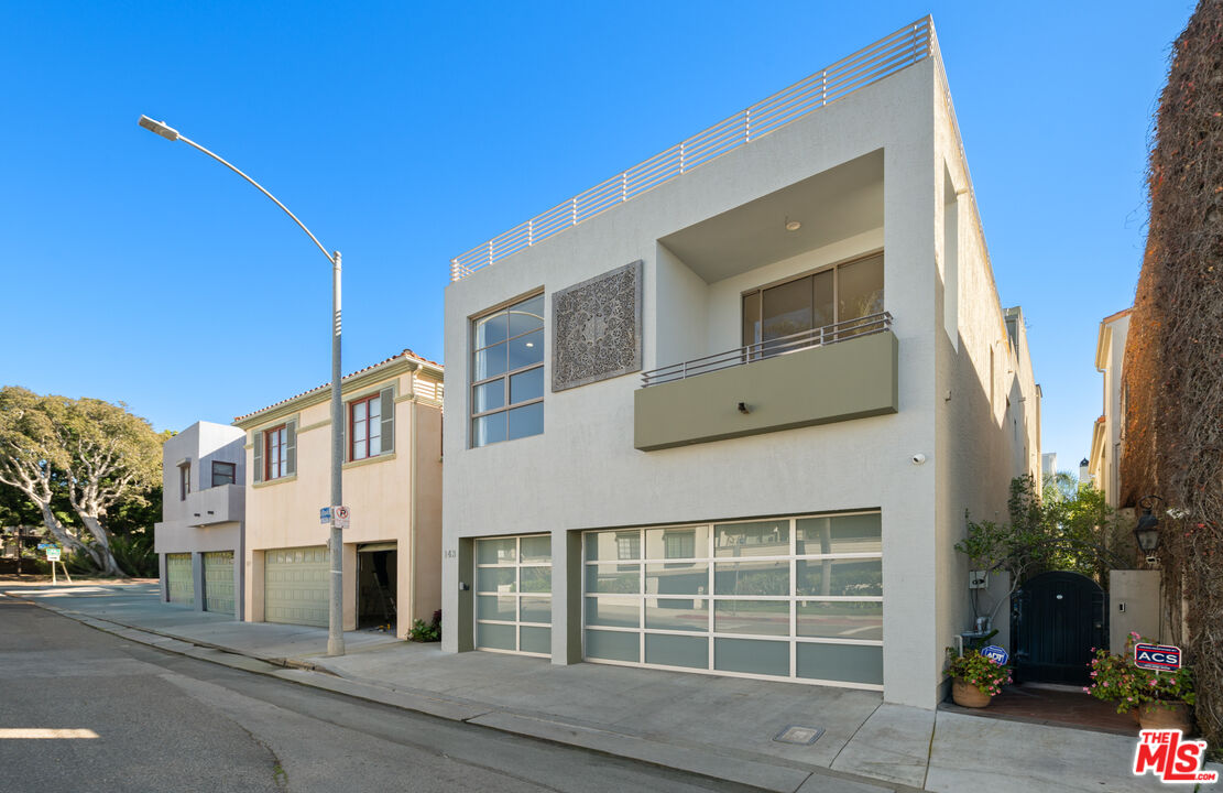 143 Union Jack Mall Marina del Rey, CA 90292 - Photo 38 of 48 a front view of a house with a yard