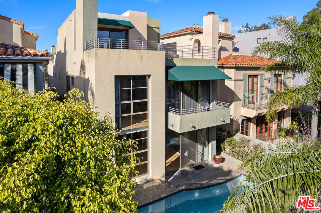 143 Union Jack Mall Marina del Rey, CA 90292 - Photo 41 of 48 a front view of a house with a garden