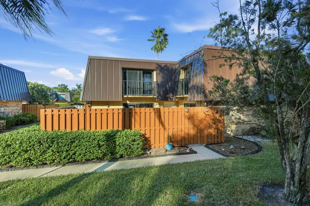 $299,900 | 5804 Southeast Windsong Lane, Unit 220, Stuart, FL 34997