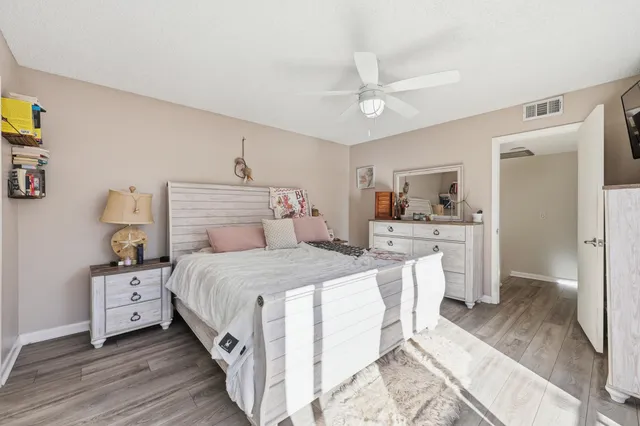 $299,900 | 5804 Southeast Windsong Lane, Unit 220, Stuart, FL 34997