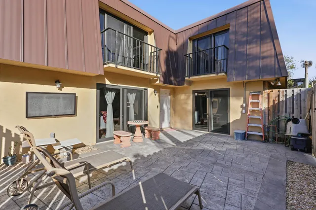 $299,900 | 5804 Southeast Windsong Lane, Unit 220, Stuart, FL 34997