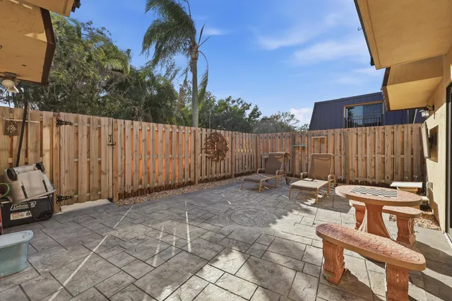 $299,900 | 5804 Southeast Windsong Lane, Unit 220, Stuart, FL 34997