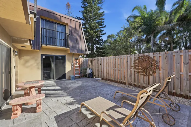 $299,900 | 5804 Southeast Windsong Lane, Unit 220, Stuart, FL 34997