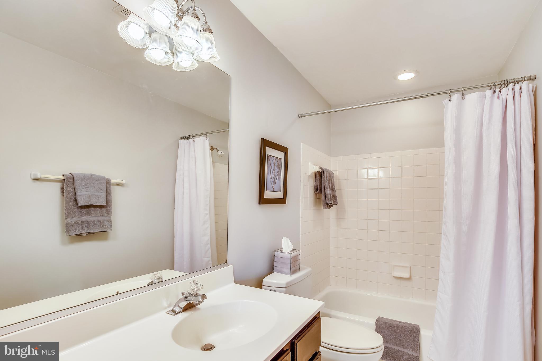 4625 Sutton Oaks Drive Chantilly, VA 20151 - Photo 35 of 60 Hall bathroom on first upper level