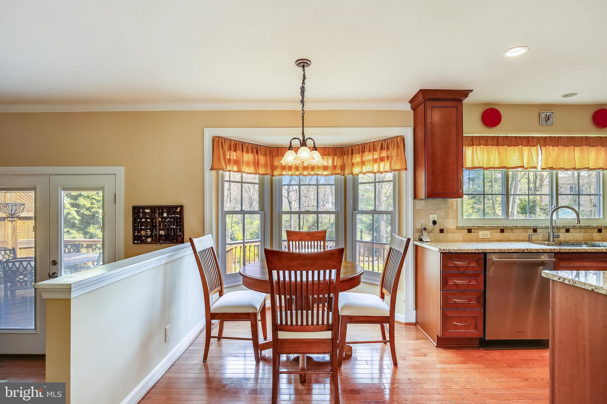 4625 Sutton Oaks Drive Chantilly, VA 20151 - Photo 7 of 60 Eat in kitchen with bay window