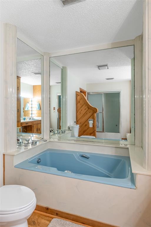 10307 Pirogue Road Oil City, LA 71061 - Photo 33 of 39 a bathroom with a sink a toilet and a bathtub