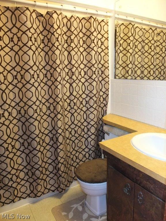 102 East Wilbeth Road Akron, OH 44301 - Photo 15 of 20 Full bath on the main level.