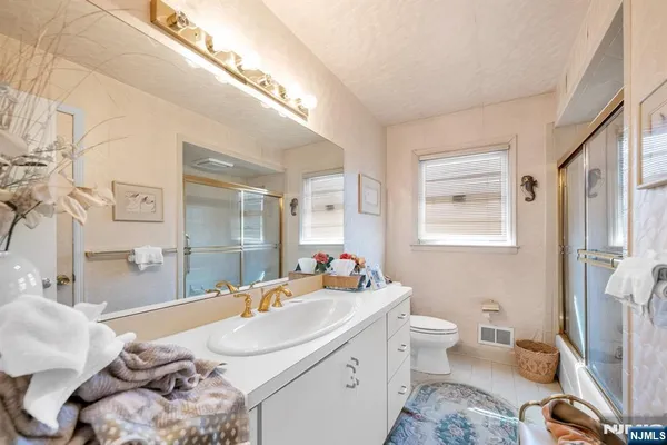 $3,995 | 204 Tryon Place, Paramus, NJ 07652