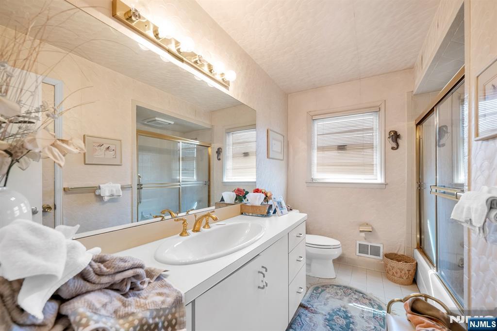 204 Tryon Place Paramus, NJ 07652 - Photo 23 of 33 a bathroom with a sink toilet vanity and tub