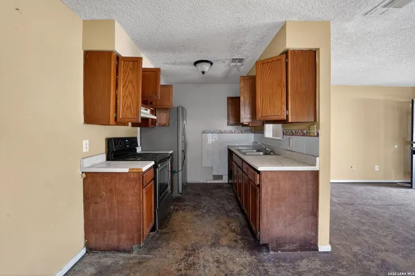 $89,000 | 1120 Fort Clark Road, Uvalde, TX 78801