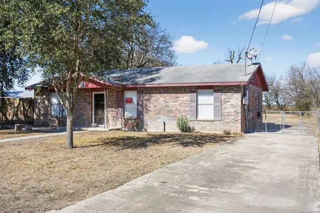 $124,000 | 1120 Fort Clark Road, Uvalde, TX 78801