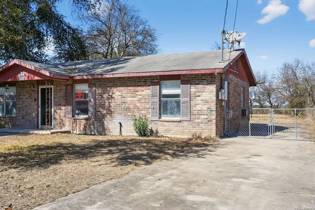 $124,000 | 1120 Fort Clark Road, Uvalde, TX 78801
