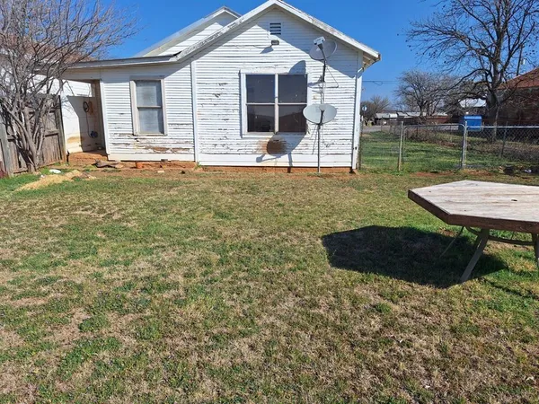 $1,095 | 1101 West 3rd Street, Baird, TX 79504