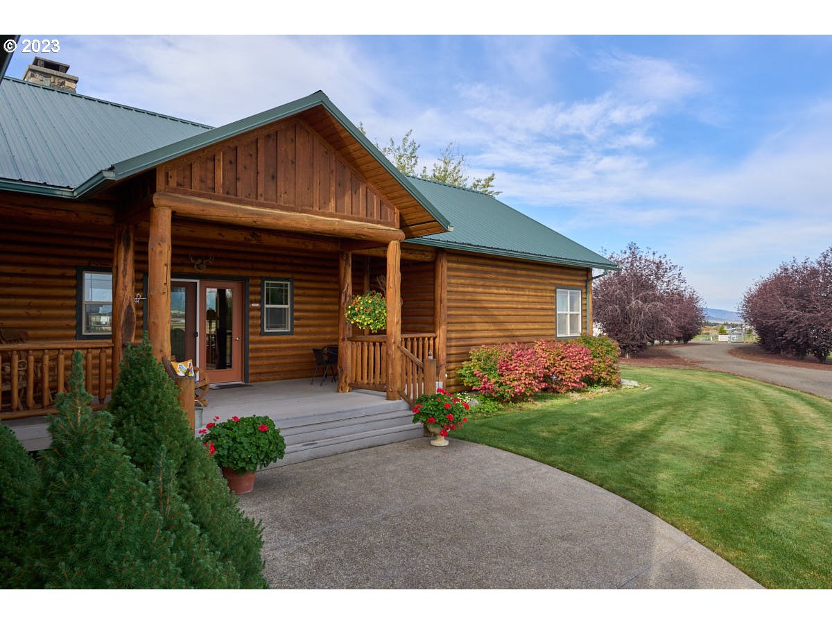 80117 Valley View Road Joseph, OR 97846 - Photo 4 of 38 a front view of a house with garden
