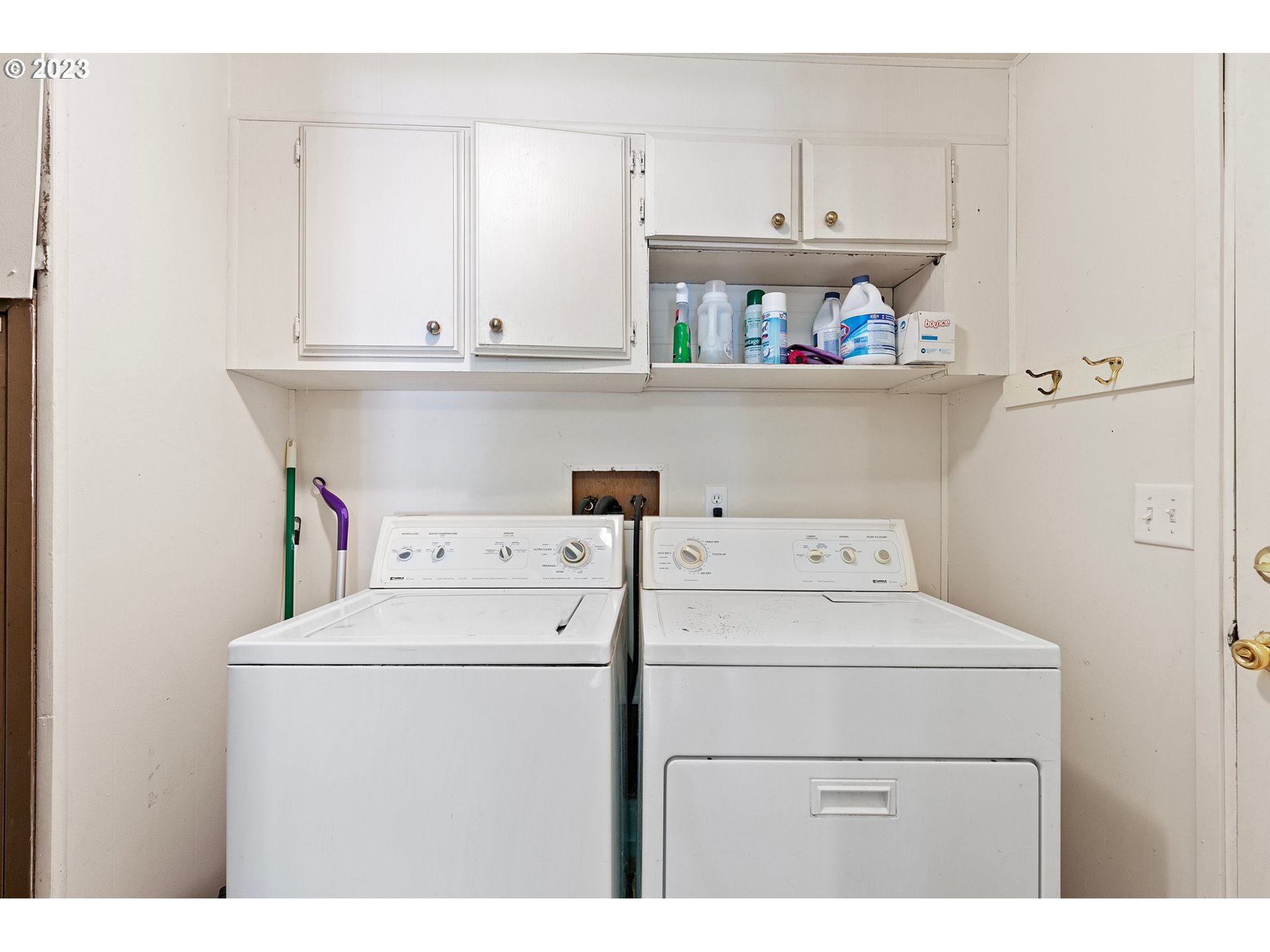 3530 East Game Farm Road Springfield, OR 97477 - Photo 26 of 38 a utility room with dryer and washer