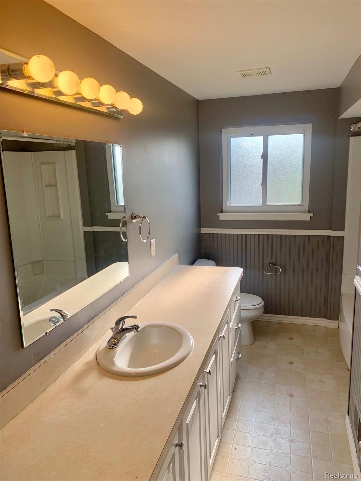 32160 Ruehle Avenue Warren, MI 48093 - Photo 17 of 23 IMG_0123.jpg