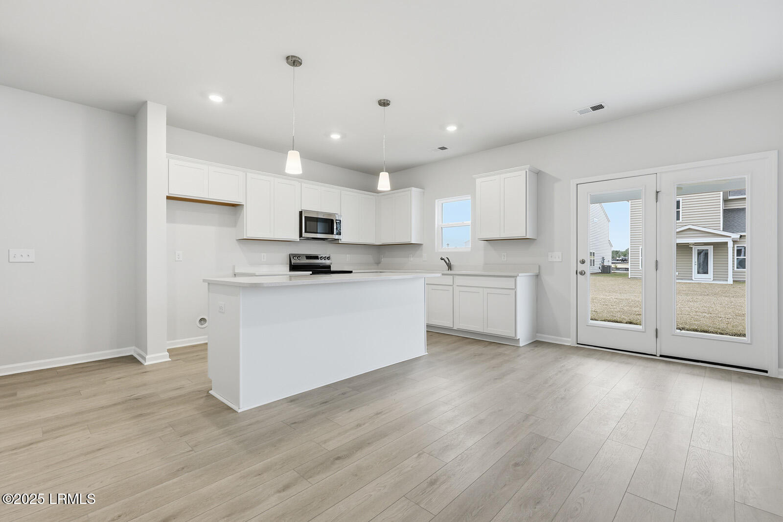 37 Landing Road Ridgeland, SC 29936 - Photo 6 of 25 Living Space/Kitchen
