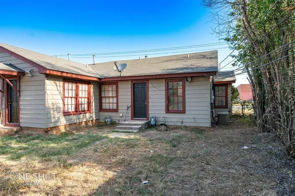 a view of a house with backyard and porch