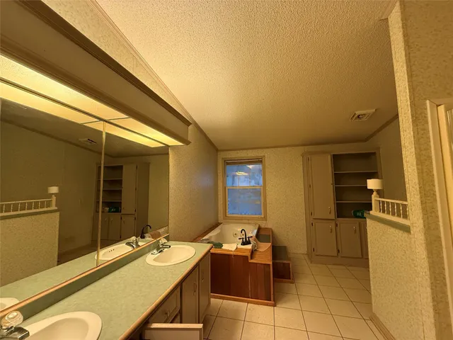 a view of a livingroom with furniture