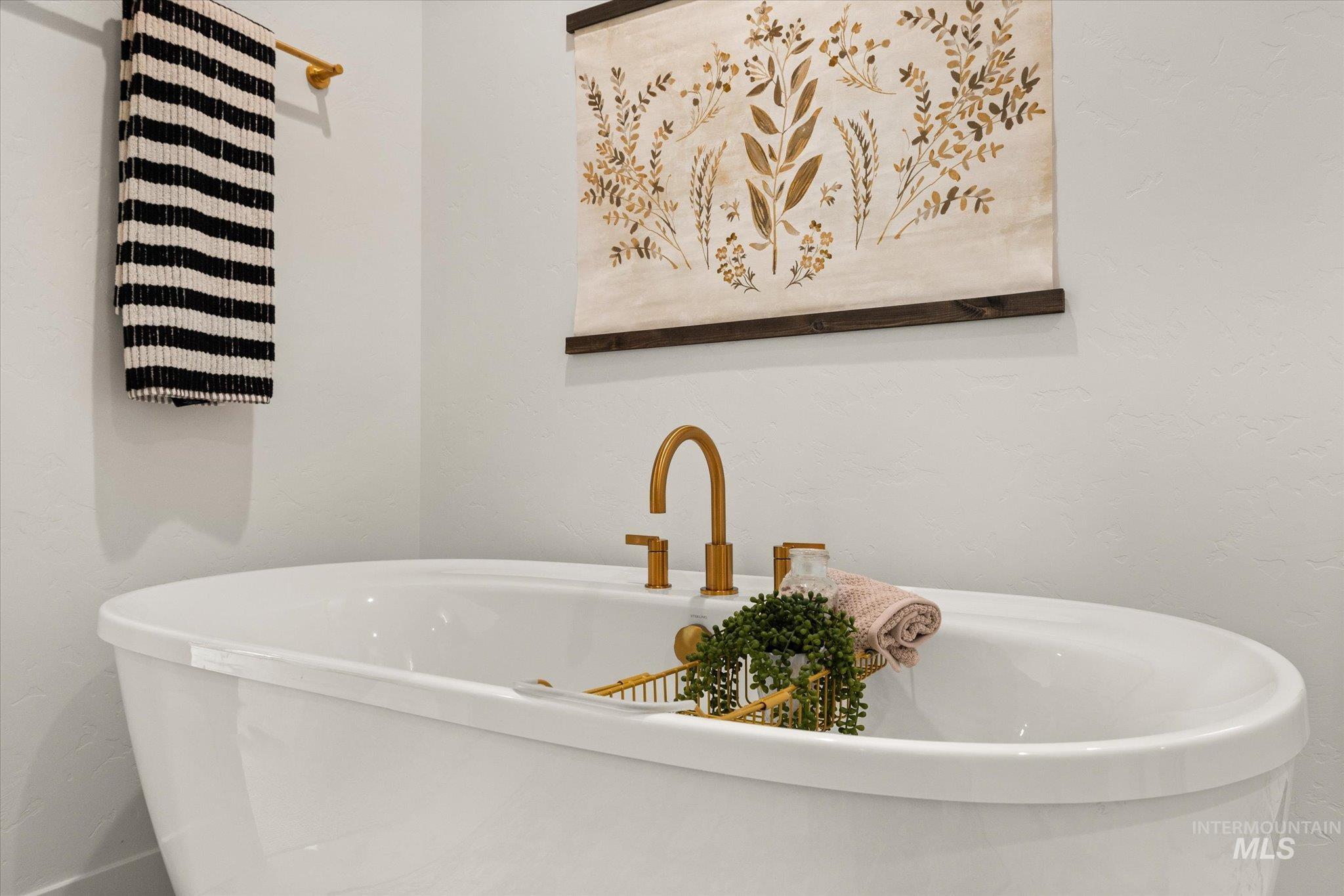 22909 Cirrus Vw Court Caldwell, ID 83607 - Photo 31 of 50 Full bath featuring a soaking tub and a textured wall