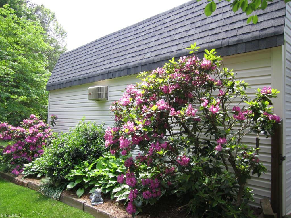 408 Traceway Road High Point, NC 27265 - Photo 22 of 22 The flowers in bloom really make the back yard colorful!
